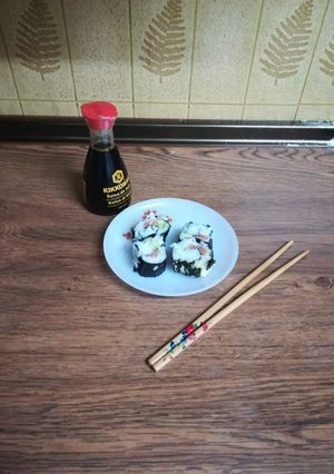 Una foto de Sushi de salmón y aguacate