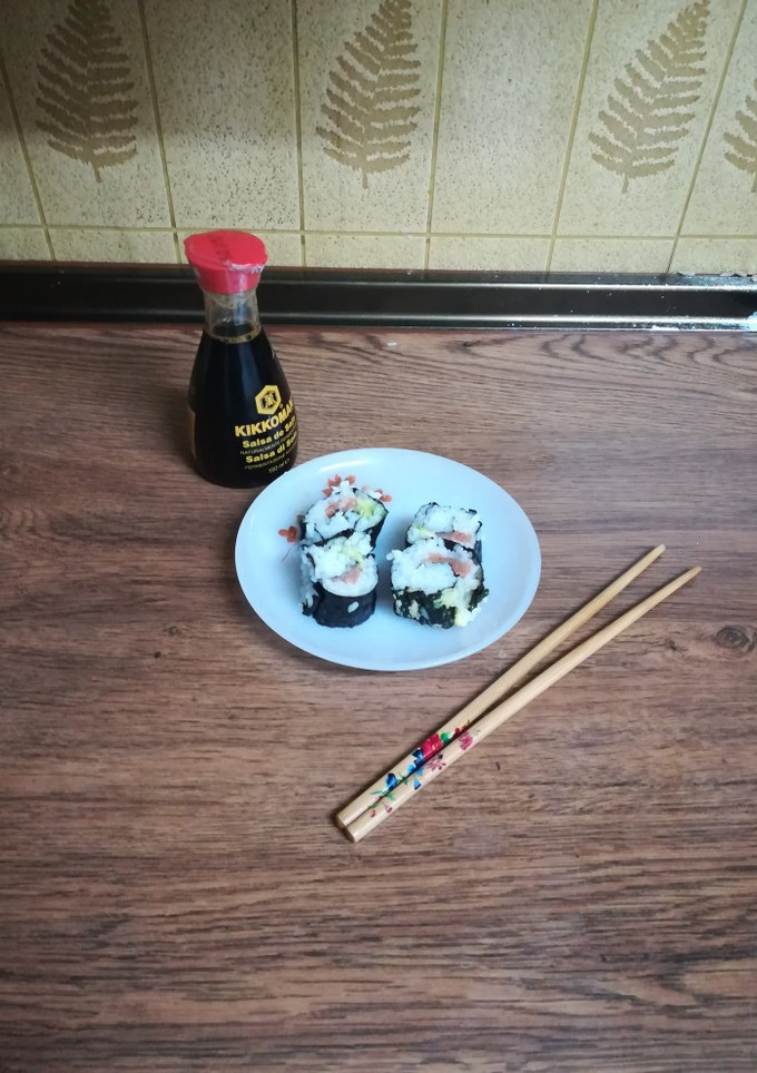 Una foto de Sushi de salmón y aguacate