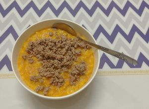 Hình của món Cháo bí đỏ thịt bò băm.