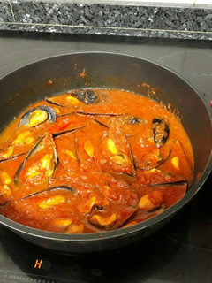 Una foto de Mejillones con tomate
