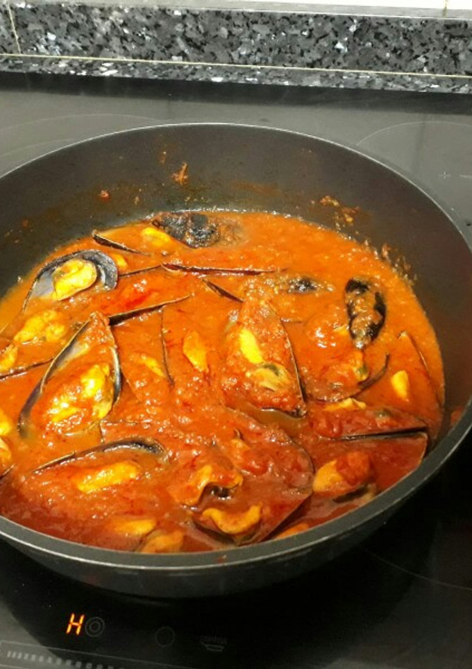 Una foto de Mejillones con tomate