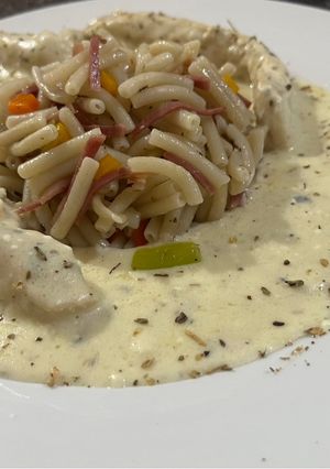 Una foto de Pasta en salsa Bechamel y pollo