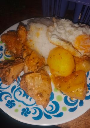 Una foto de Pollo a la criolla 🍗😋 con huevo 🥚🥘