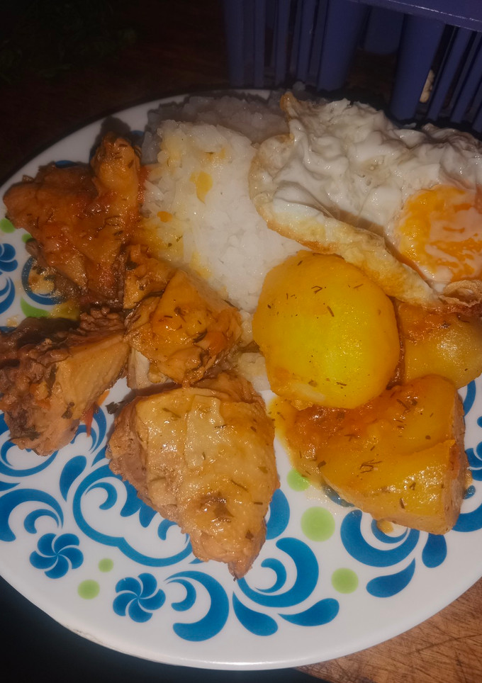 Una foto de Pollo a la criolla 🍗😋 con huevo 🥚🥘