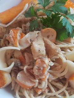 Tejszínes csirkemell sült surimivel, spagettivel recept fotója