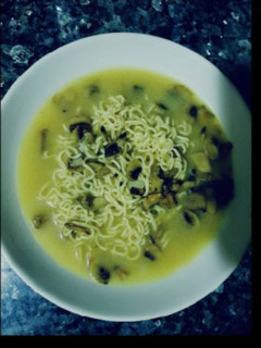 Una foto de Sopa rápida de noodles con champiñón y cebolla