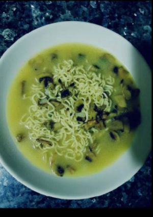 Una foto de Sopa rápida de noodles con champiñón y cebolla