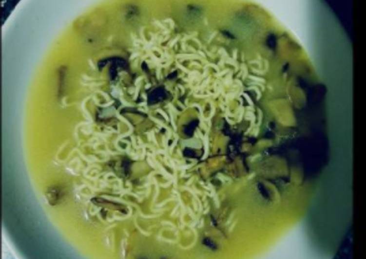 Sopa rápida de noodles con champiñón y cebolla