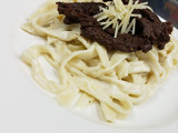 Pasta Fetuccini en salsa alfredo con Churrasco