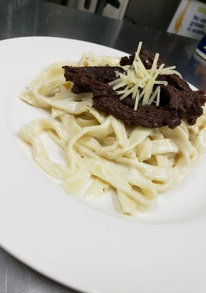 Una foto de Pasta Fetuccini en salsa alfredo con Churrasco