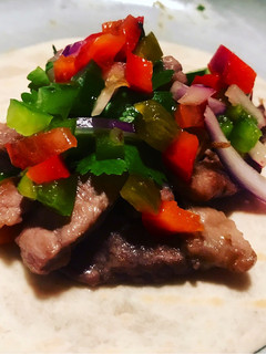 Una foto de Tacos de presa ibérica con pico de gallo y salsa verde picante 🌶
