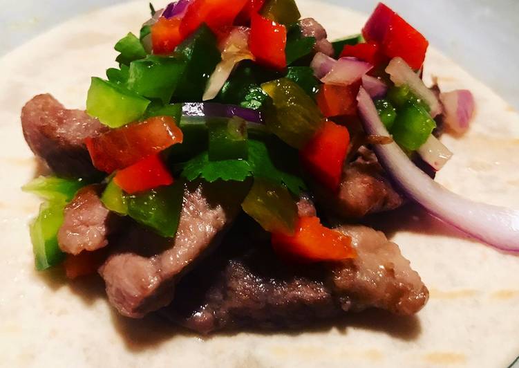 Tacos de presa ibérica con pico de gallo y salsa verde picante 🌶