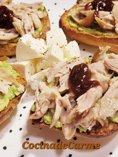 Una foto de Tostas con aguacate y pollo