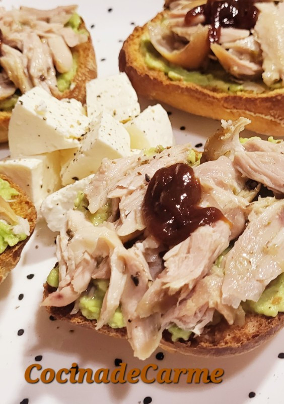 Una foto de Tostas con aguacate y pollo