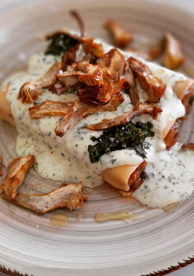 Una foto de Canelones de verduras con bechamel de pesto
