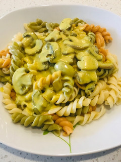 Una foto de Salsa de champiñones y cúrcuma para pasta