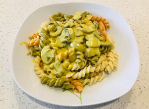 Una foto de Salsa de champiñones y cúrcuma para pasta