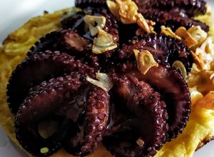 Una foto de Pulpo a la plancha sobre tortilla de🍤langostinos...!