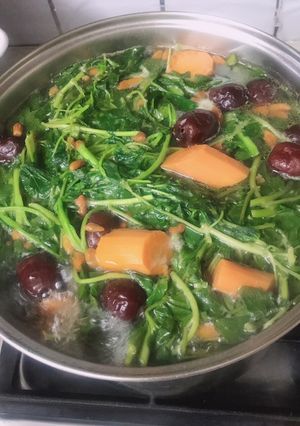 Hình của món Canh cà rốt táo đỏ kỳ tử thịt heo nấu xà lách xoong.