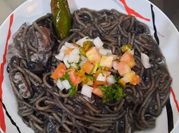 Una foto de huevo y frijoles negros