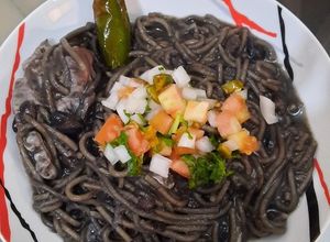 Una foto de Caldo de frijol con fideos y huevo