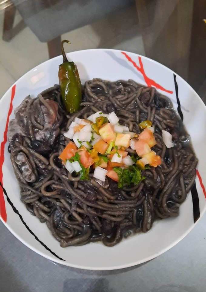 Una foto de Caldo de frijol con fideos y huevo