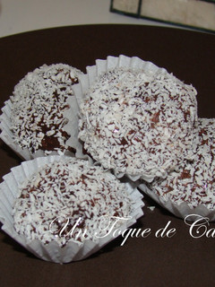 Una foto de Brigadeiros o negrinhos (Dulces típicos de Brasil)