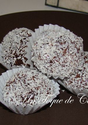 Una foto de Brigadeiros o negrinhos (Dulces típicos de Brasil)