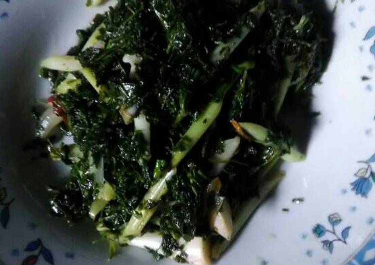 Bagaimana Menyiapkan Daun singkong umbut lengkuas yang Enak