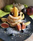 Szybkie pancakes z karmelizowanymi owocami