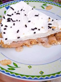 O poză a rețetei Banoffee cu frișcă și caramel.