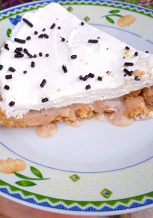 O poză a rețetei Banoffee cu frișcă și caramel.