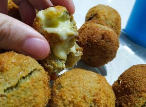 Una foto de Croqueta de acelga con queso y tomare