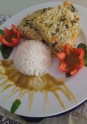 Una foto de Souffle de pollo con verduras y arroz blanco con ajo