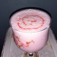 A picture of White choco strawberry shake.