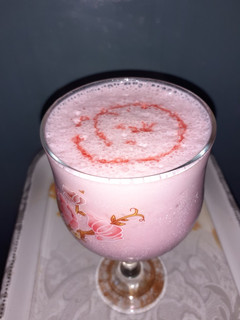 A picture of White choco strawberry shake.
