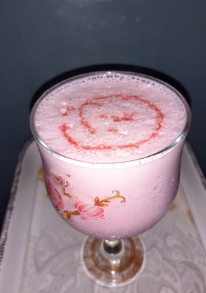 A picture of White choco strawberry shake.