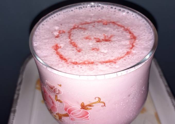 White choco strawberry shake