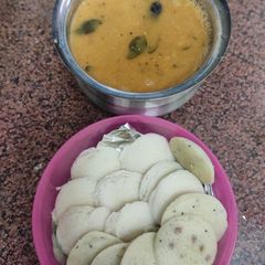 A picture of Semolina idli at home.