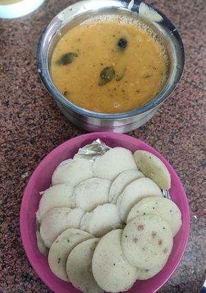 A picture of Semolina idli at home.