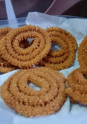 चकली (chakali recipe in marathi) रेसिपी चे मुख्य फोटो