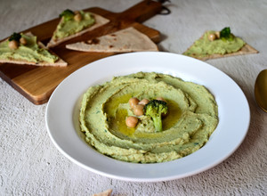 Foto di Hummus di ceci e broccoli con piadina integrale con esubero di pasta madre