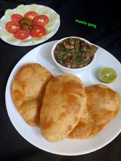 इंस्टेंट भटूरे और छोले (Instant Bhature aur chole recipe in Hindi) रेसिपी मुख्य फोटो