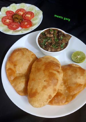 इंस्टेंट भटूरे और छोले (Instant Bhature aur chole recipe in Hindi) रेसिपी मुख्य फोटो