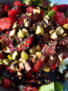 Una foto de Ensalada rápida con fresas y frutos secos al Pedro Ximénez