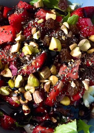 Una foto de Ensalada rápida con fresas y frutos secos al Pedro Ximénez