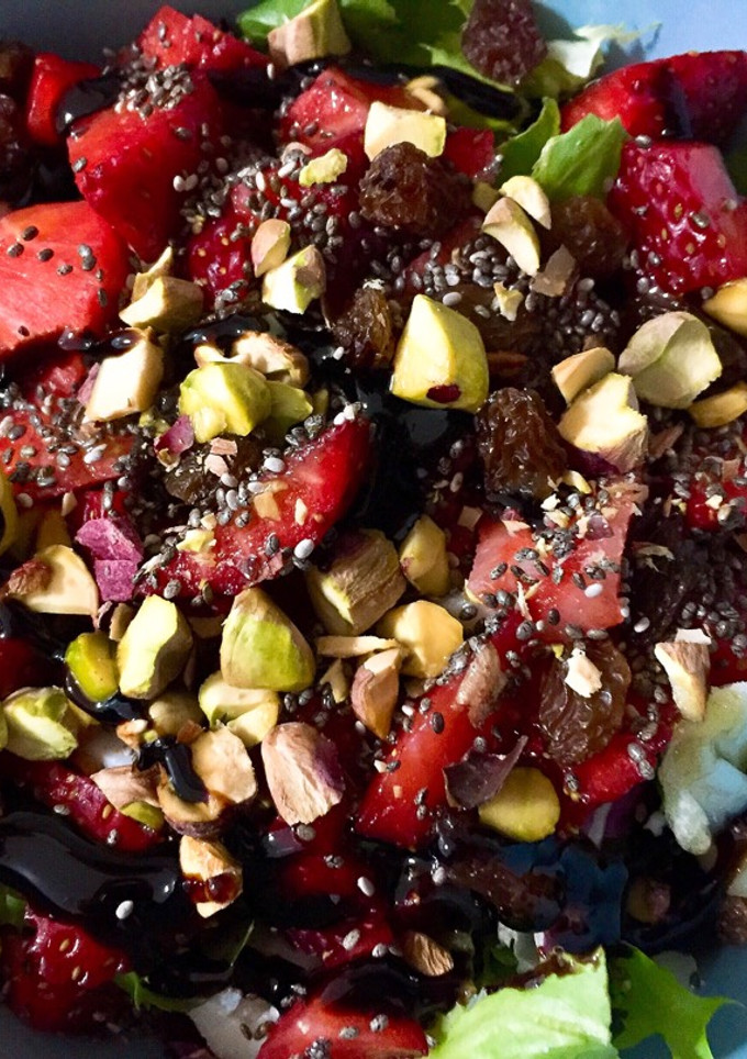 Una foto de Ensalada rápida con fresas y frutos secos al Pedro Ximénez