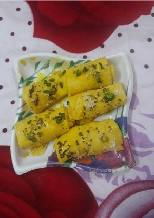A picture of Khandvi.