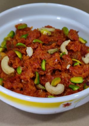 गाजर हलवा (Gajar Halwa Recipe In Marathi) रेसिपी चे मुख्य फोटो 