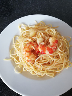 Una foto de Spaguetis con aceite, ajo, guindilla y gambas